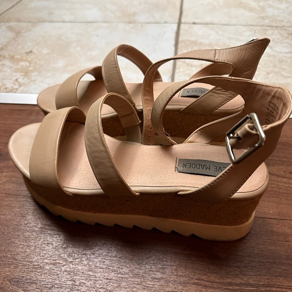 Steve Madden Shoes - Vintage Steve Madden Tan Beige Leather Zig Zag Platform Sandals in Size 8